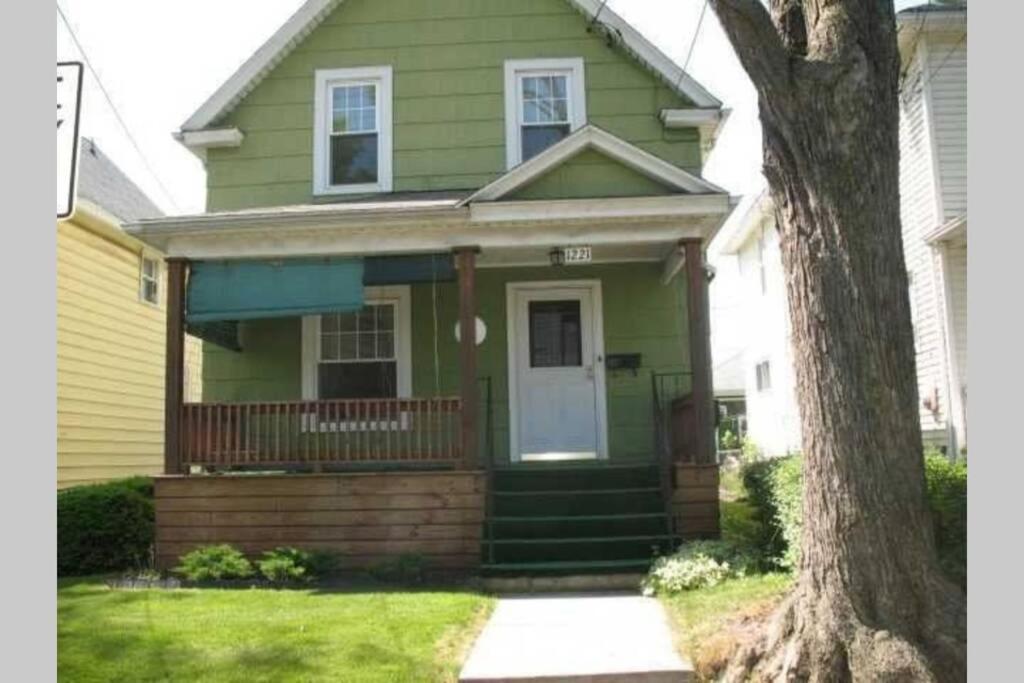The Oakwood Cottage- With Private Yard & Parking, Minutes From Falls & Casino By Niagara Hospitality Niagarafälle Exterior foto
