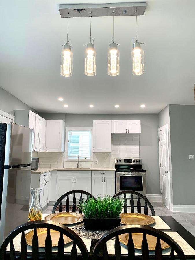 The Oakwood Cottage- With Private Yard & Parking, Minutes From Falls & Casino By Niagara Hospitality Niagarafälle Exterior foto